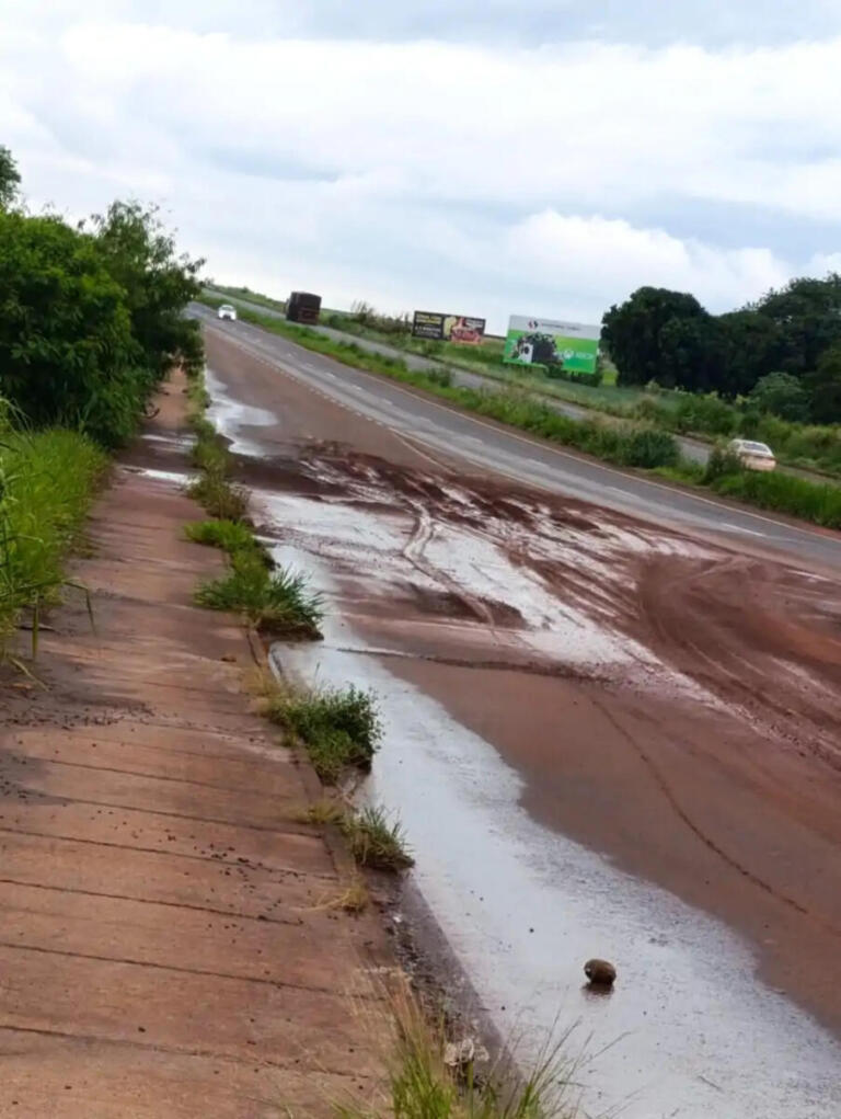 Caminhonete derrapa e colide com guard rail na BR-163 próximo ao viaduto de Quatro Pontes
