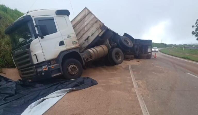 Motorista perde controle da direção e carreta bate contra barranco na BR-163