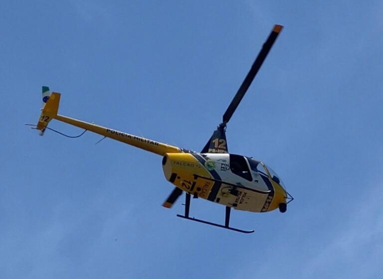 Ação policial com helicóptero resulta na prisão de três pessoas e apreensão de carros e contrabando em Mercedes