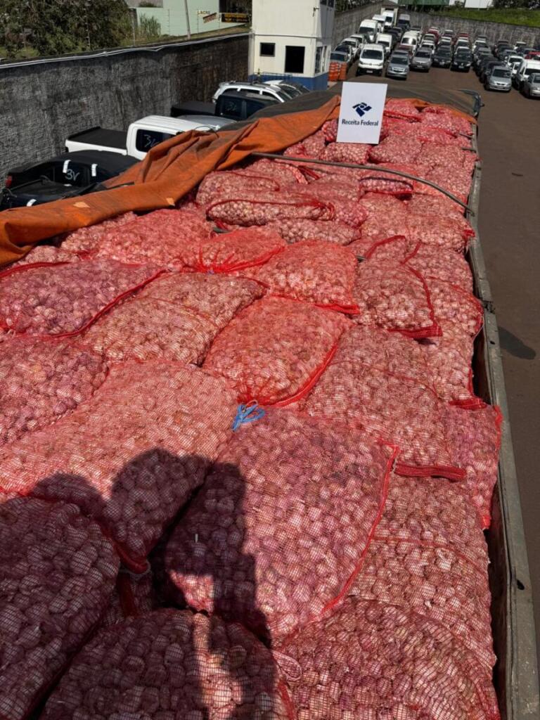 Receita Federal apreende caminhão com 26 toneladas de alho em Cascavel