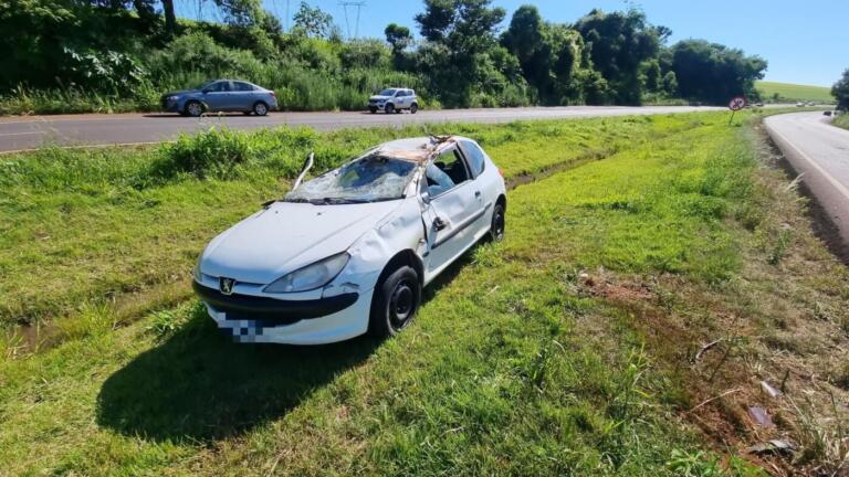Peugeot fica destruído em capotamento na BR-163