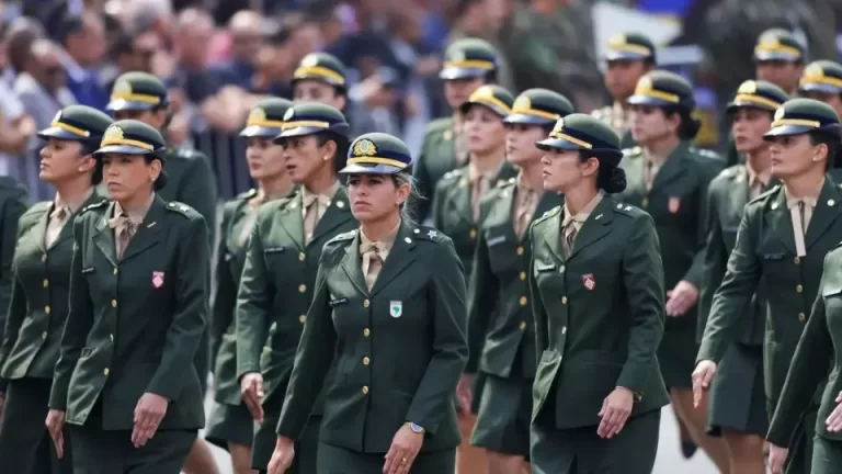 Sete mil mulheres se alistam no serviço militar em dois dias