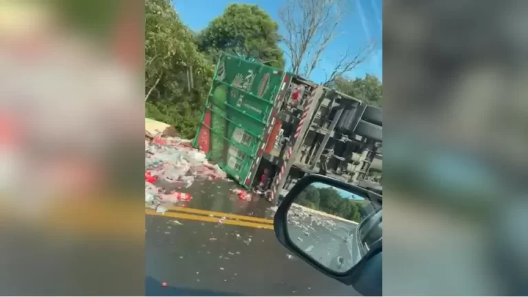 Carreta carregada com energéticos e whisky tomba na BR 277