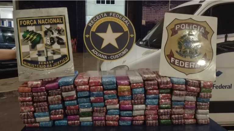 Carro carregado com 95 quilos de maconha é apreendido na Ponte da Amizade