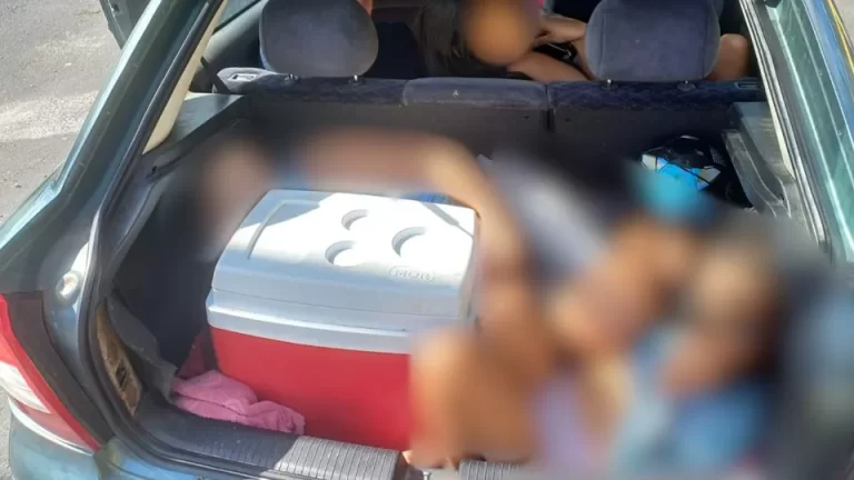 Pai é flagrado transportando filhos no porta-malas do carro