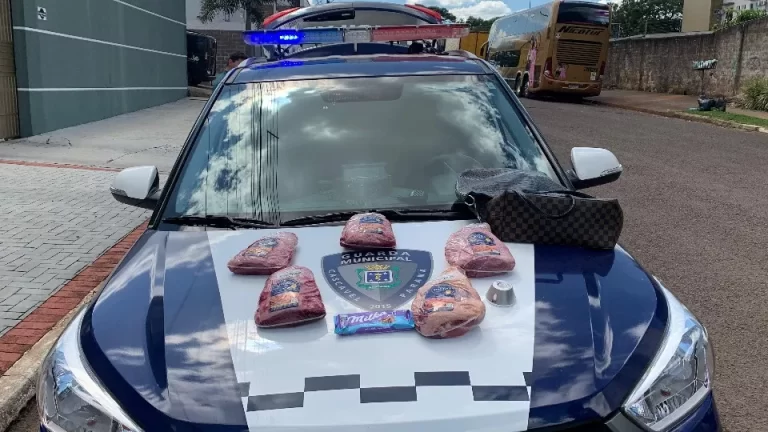 Mulheres são interceptadas por policial após furto em supermercado