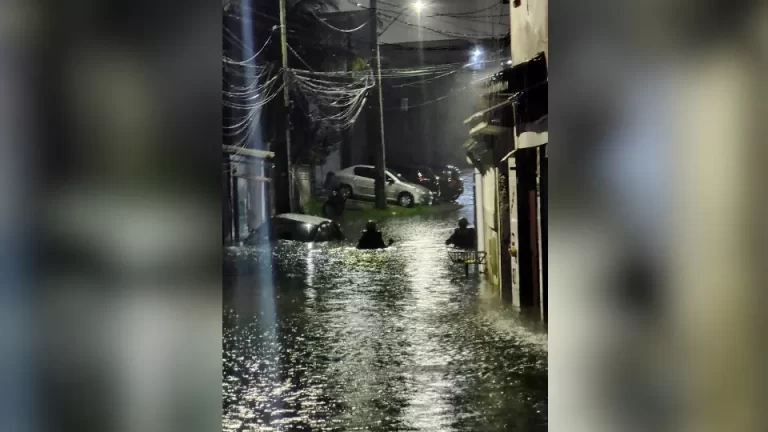 Temporal causa alagamento e pessoas ficam ilhadas em Paranaguá