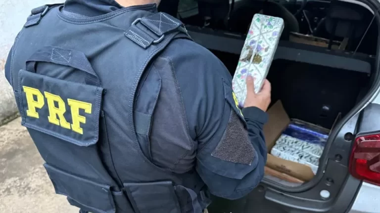 Com histórias controversas, duas pessoas são presas transportando 50 tabletes de maconha