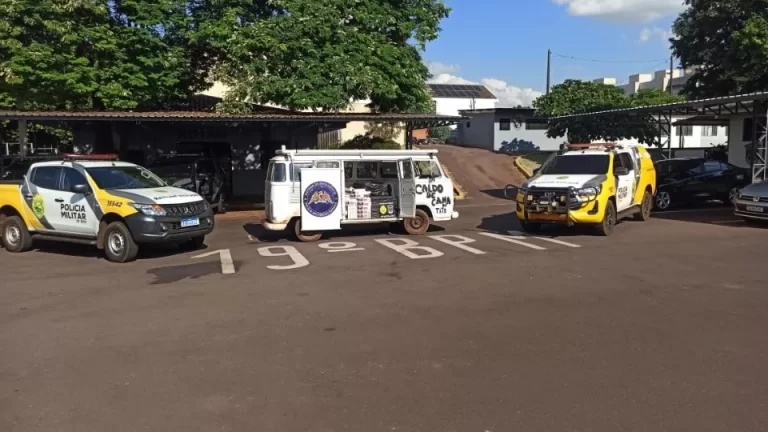 Homem é flagrado transportando carga de cigarros contrabandeados dentro de Kombi