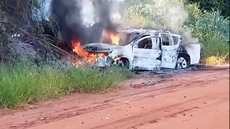 Hilux é destruída por fogo após assalto à família paraguaia