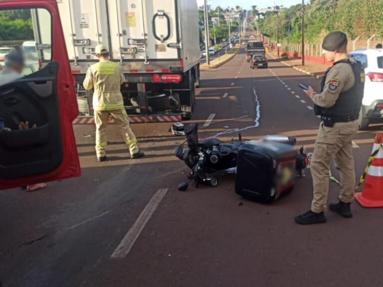 Jovem de 22 anos morre ao bater moto na traseira de uma carreta em Toledo
