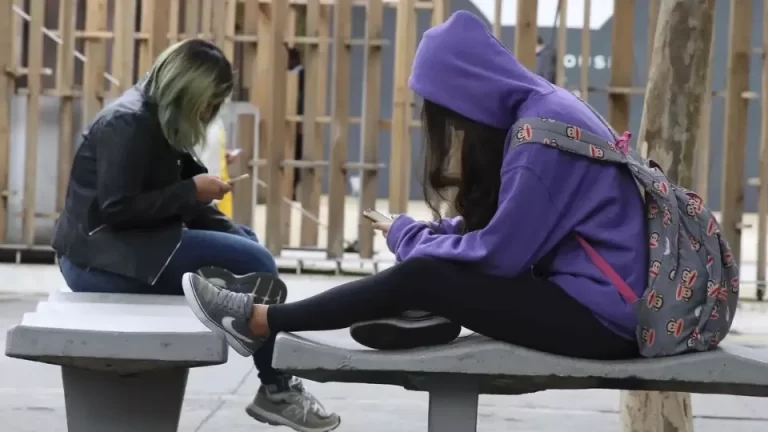 Especialistas apontam desafios para restrição de celular nas escolas