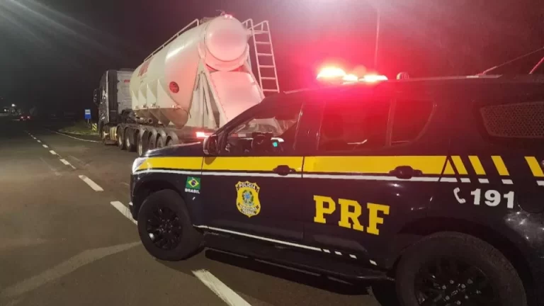 Hora do soninho? Caminhoneiro é flagrado dirigindo sem parar por mais de 17 horas