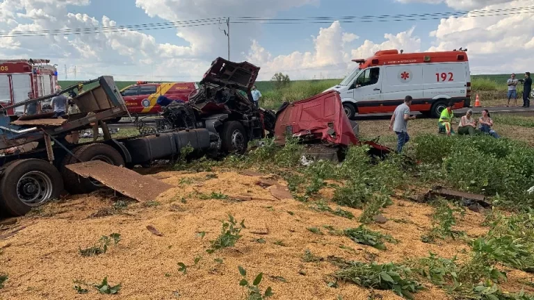 Cinco pessoas ficam feridas em grave acidente na BR-277, em Céu Azul