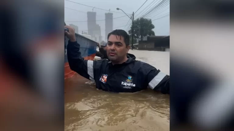 Prefeito de Itapema aparece com água até o pescoço durante chuvas