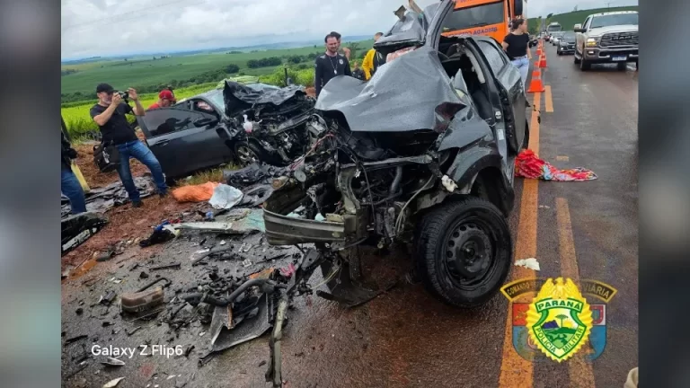 Quatro pessoas morrem em batida frontal entre carros na PR-455
