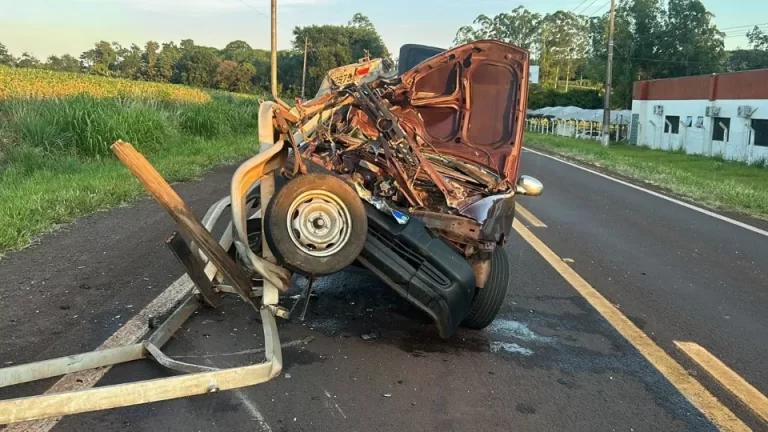 Palio e Gol se envolvem em acidente na PR-495