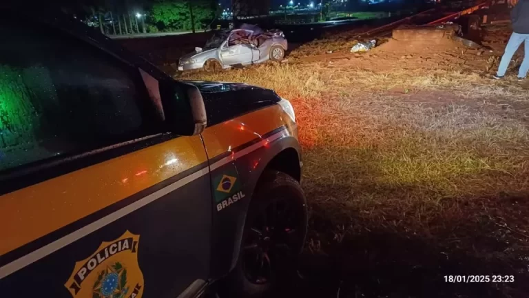 Jovem morre e bebê de dois meses fica gravemente ferido em capotamento