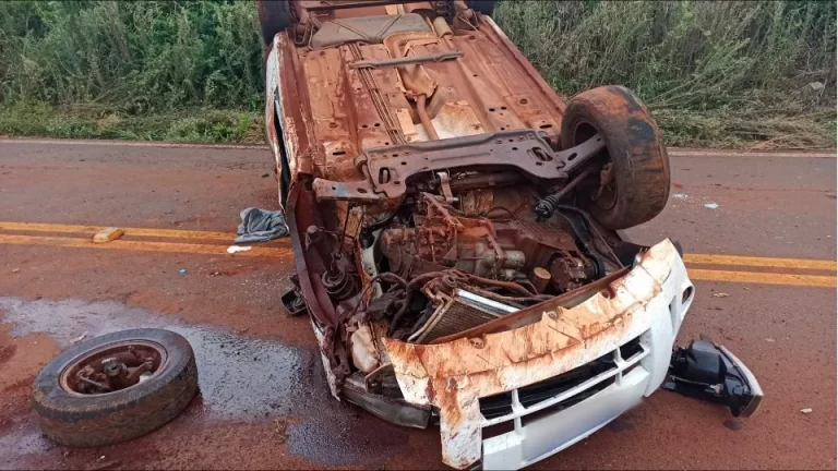 Mulher fica ferida após carro bater contra barranco e capotar em Toledo