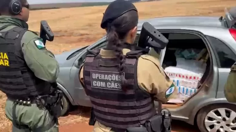 Carro é apreendido com 15 caixas de cigarros contrabandeados em Toledo