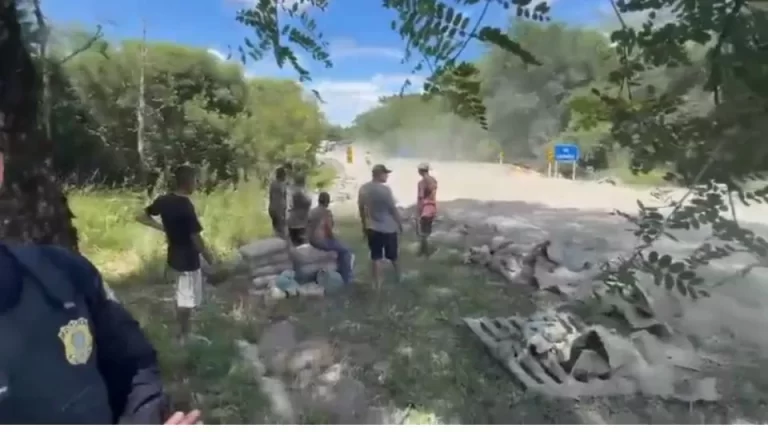 Derramamento de carga de cimento causa transtornos na BR-277