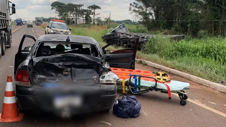 Carreta tomba após batida com carro na BR-277 em Cascavel