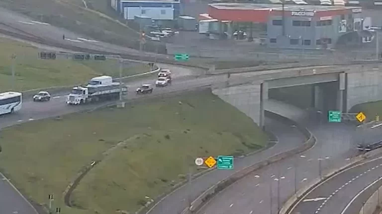 Motociclista fica ferido em acidente no Trevo Cataratas; veja o vídeo