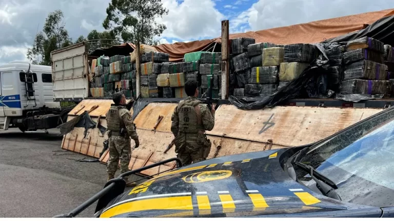 Carroceria lotada de maconha é apreendida e homem preso na BR-277