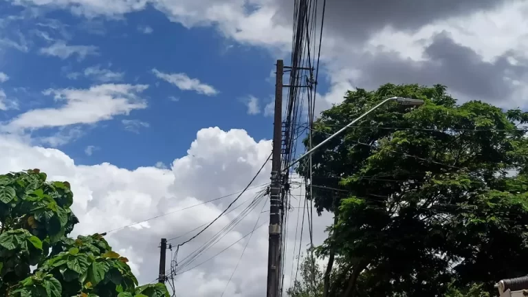 Mais de 50 imóveis ficam sem luz após rompimento de fios em Toledo