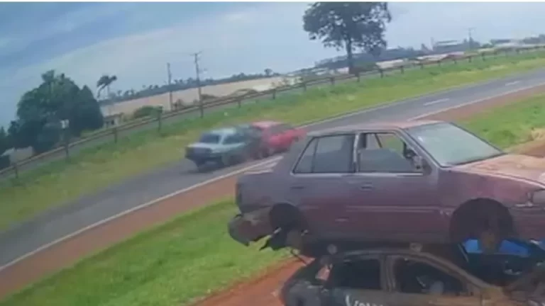 Carros batem e são lançados para fora da pista na BR-277