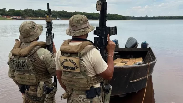 PF e PM apreendem meia tonelada de maconha em barco abandonado no Lago de Itaipu