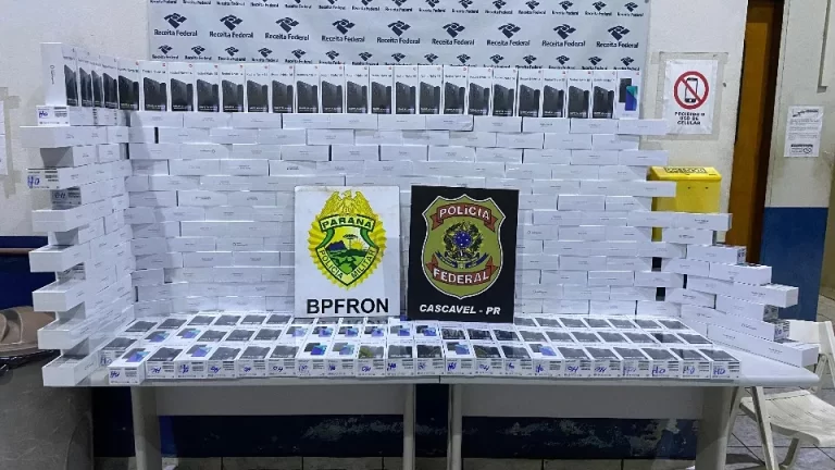 Renault Logan carregado com 300 celulares é apreendido após perseguição