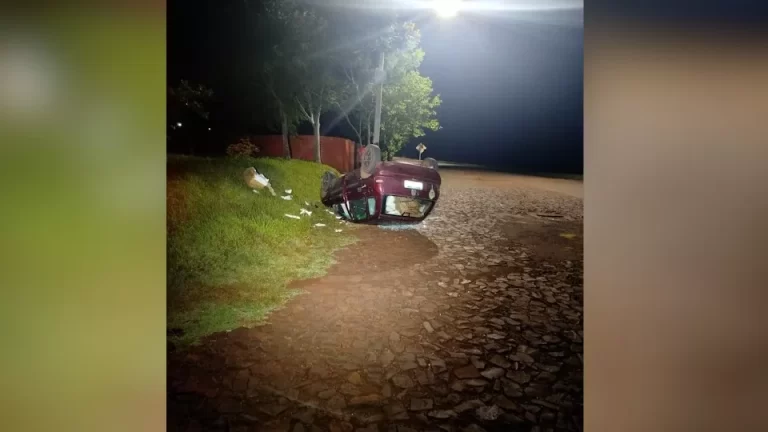 Veja momento que carro capota na PR-317 em Santa Helena