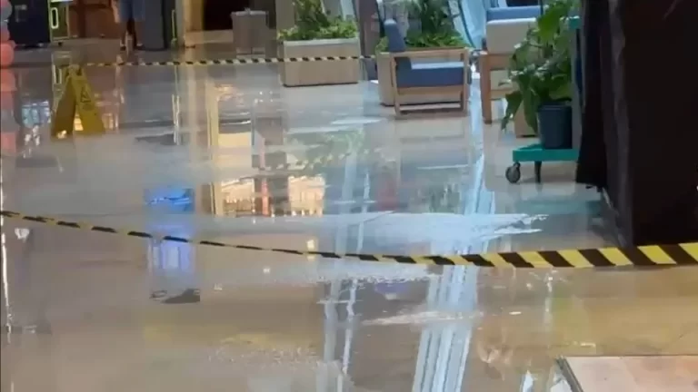 Temporal alaga praça de alimentação e prejudica atendimento em shopping de Cascavel; veja vídeo