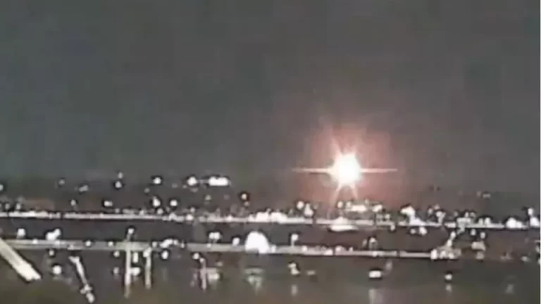 Avião bate contra helicóptero militar antes de pousar e cai sobre rio em Washington nos EUA; veja vídeo