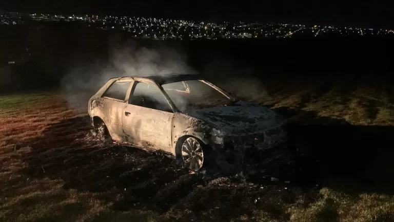 Carcaça de carro destruído por fogo é encontrada na área rural de Cascavel