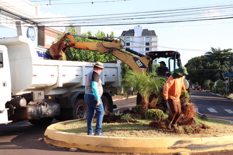Rotatória da Rua Dom João VI com a Espírito Santo é retirada