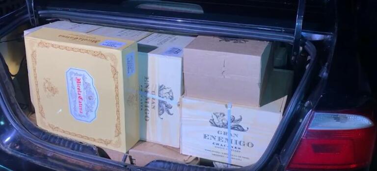 Homens são detidos por descaminho com 40 caixas de vinhos argentinos na BR-277