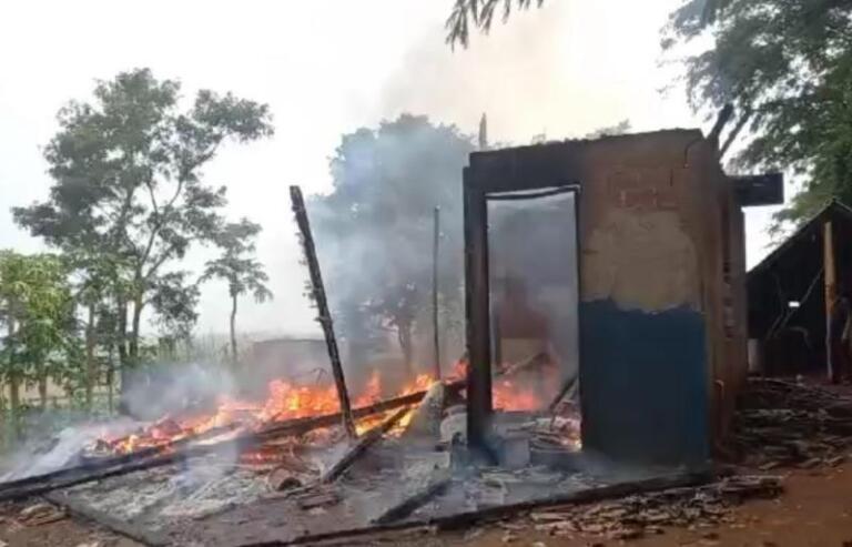 Casa pega fogo em Porto Mendes e família perde tudo; veja como ajudar