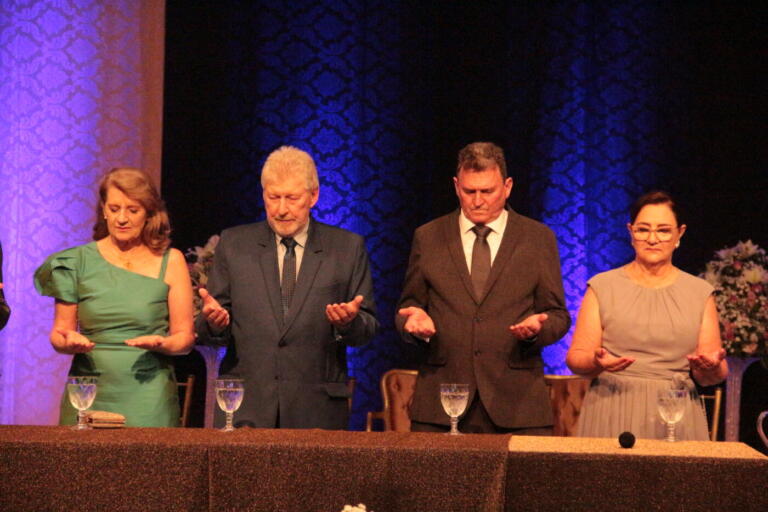 Lari Hitz e Roque Lorenzatto são empossados prefeito e vice de Nova Santa Rosa