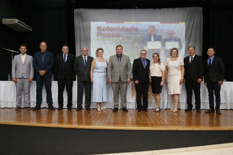 Laerton Weber, Alex Graunke e vereadores são empossados em Mercedes