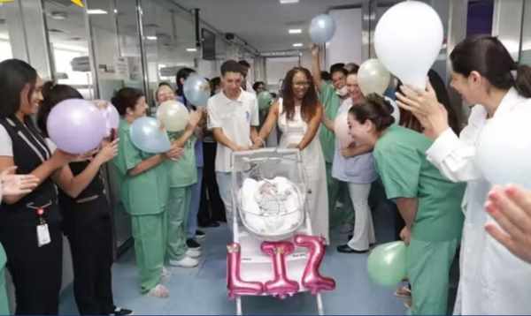 Bebê prematura que nasceu com 420 gramas recebe alta de hospital com festa da equipe