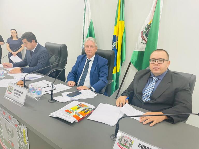 Vereadores da 16ª legislatura são empossados e Valdirzinho é eleito presidente do Legislativo