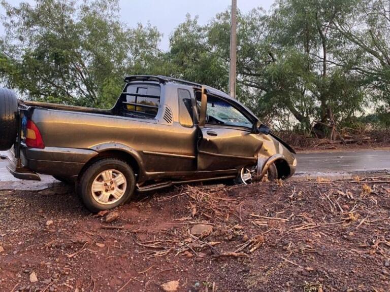Picape capota entre Mercedes e Porto Mendes