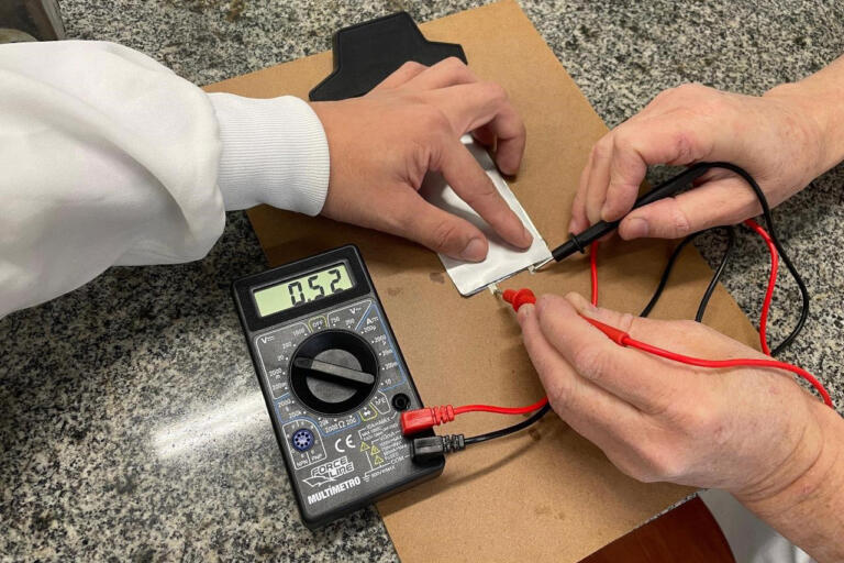 Com apoio do Estado, startup desenvolve bateria duradoura para carros elétricos