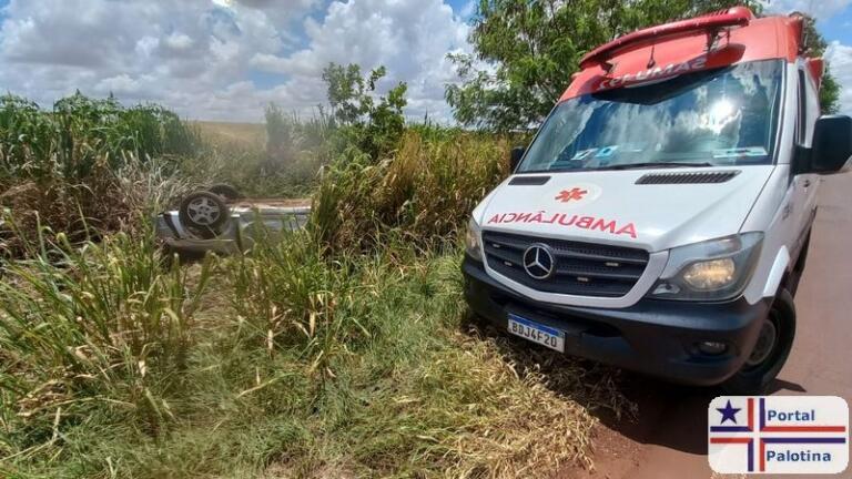 Carro capota na saída de Palotina para Terra Roxa