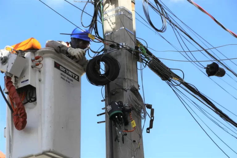 Copel faz censo inédito da fiação em postes em todo o Paraná atrás de fios clandestinos