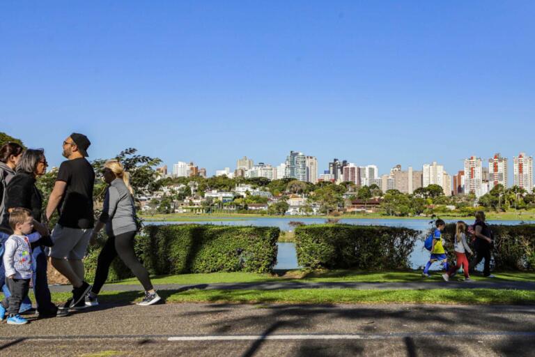Turistas estrangeiros injetaram R$ 5,8 bilhões na economia paranaense em 2024