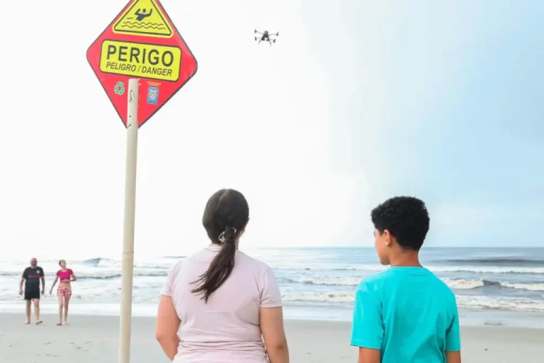 Drones “da bronca” alertam banhistas sobre áreas e perigo e sem guarda-vidas nas praias do Paraná