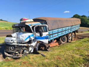 Acidente envolve dois caminhões e deixa feridos entre Marechal Rondon e Pato Bragado